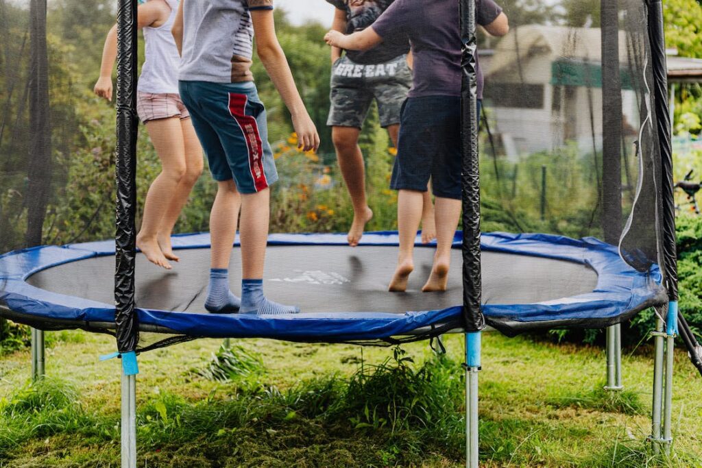 Niños saltando en cama elástica